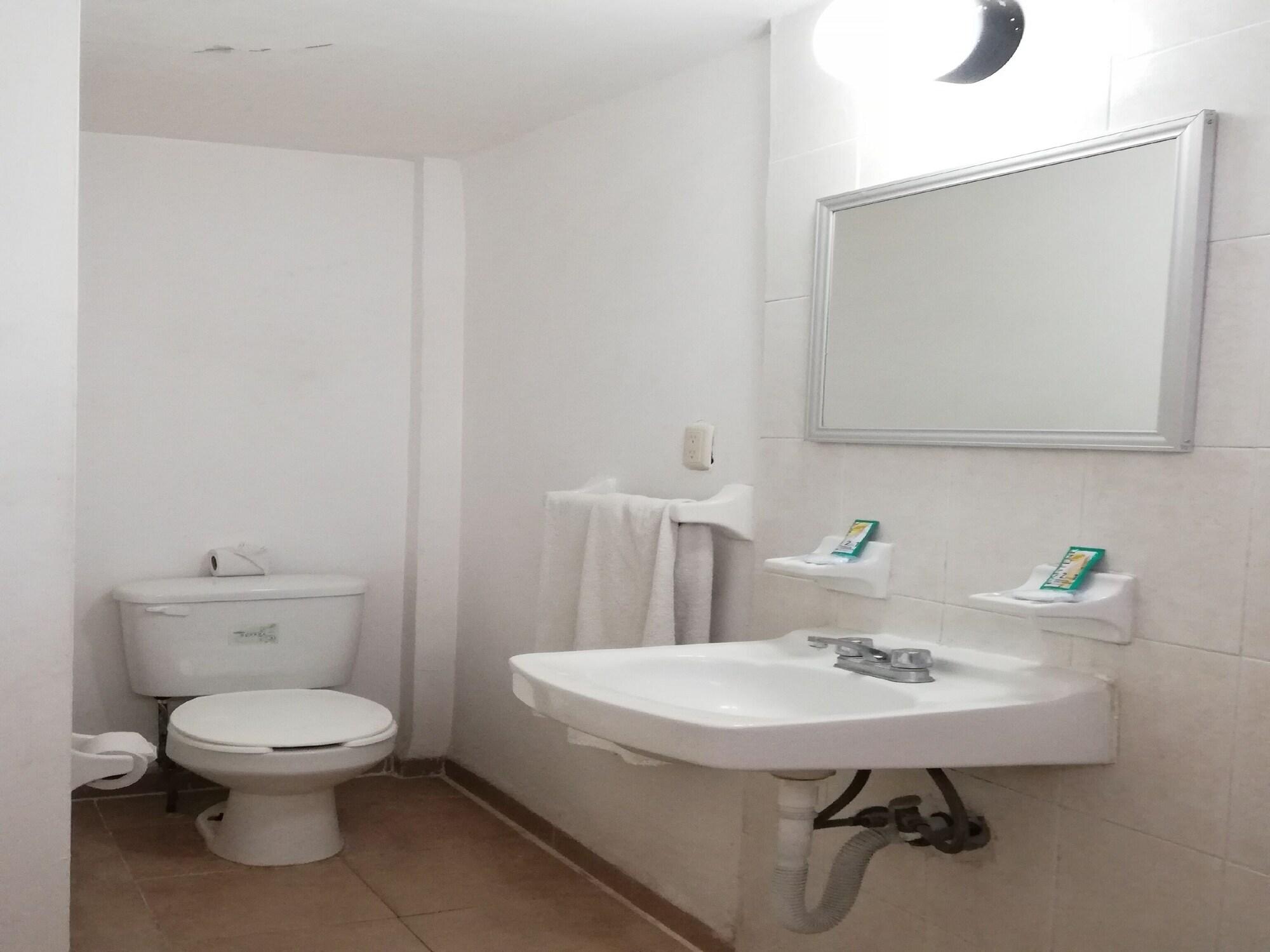 Oyo Hotel Casa Real Матехуала Екстериор снимка