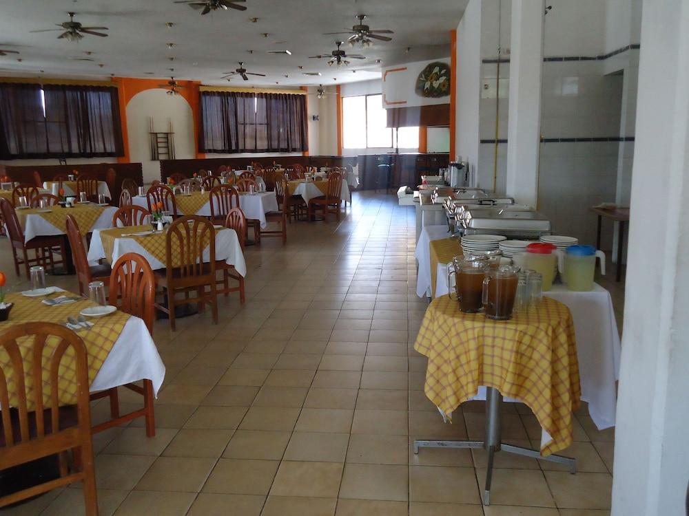 Oyo Hotel Casa Real Матехуала Екстериор снимка